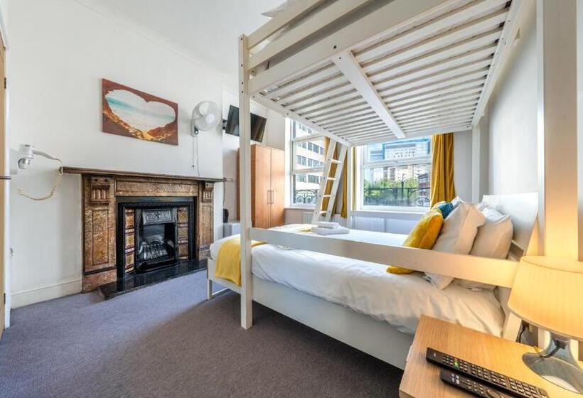 חדר דלוקס לארבעה, The Buross Aldgate