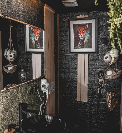 דירת חדר, The Secret Jungle