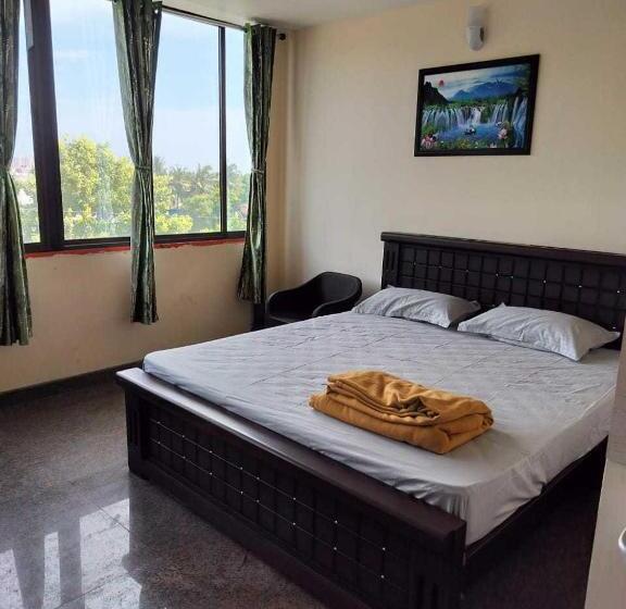 اتاق کلاسیک سه تخته, Oyo Flagship Vishu Property