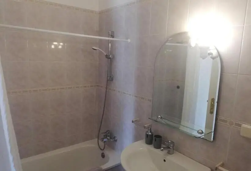 اتاق اکونومی, Amigos Para Sempre Casa De Hóspedes