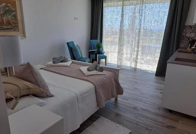 استودیوی لوکس, Amigos Para Sempre Casa De Hóspedes