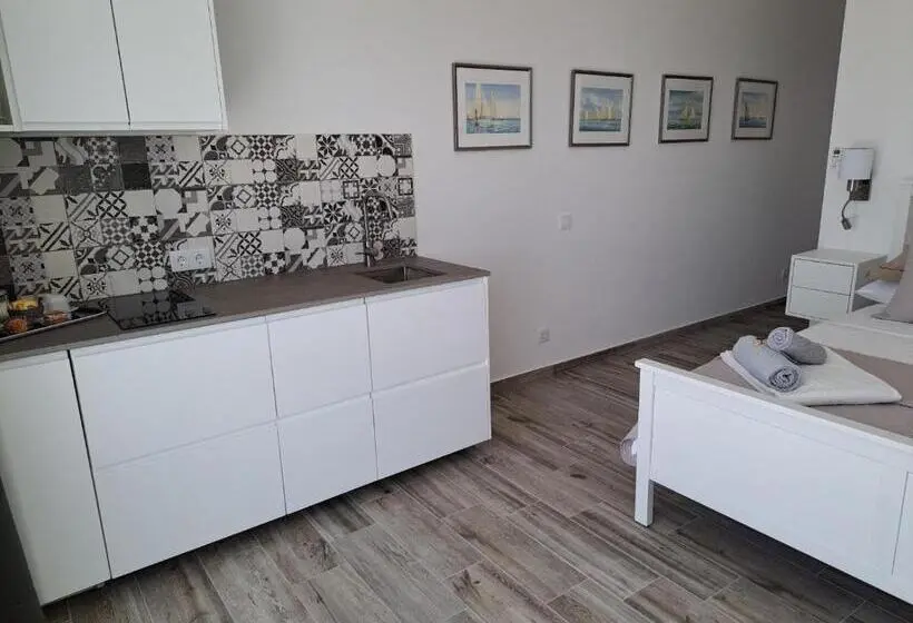 استودیوی لوکس, Amigos Para Sempre Casa De Hóspedes