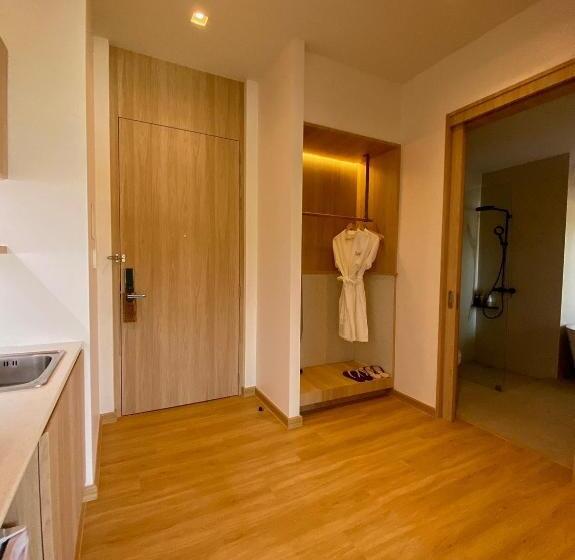 带大床的豪华间, Punn Hotel Korat