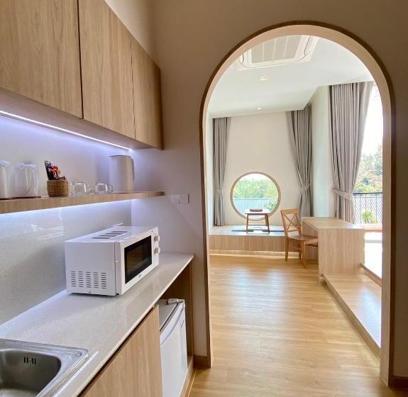 带大床的豪华间, Punn Hotel Korat