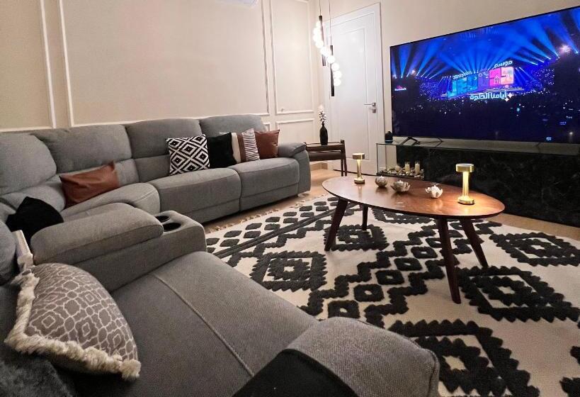 דירת שני חדרים, شقة فندقية لاكجري مع بلكونة الملقا