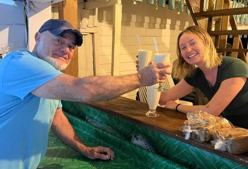 海の見えるスタンダードスタジオ, Friendly Kite School, Hotel And Bar