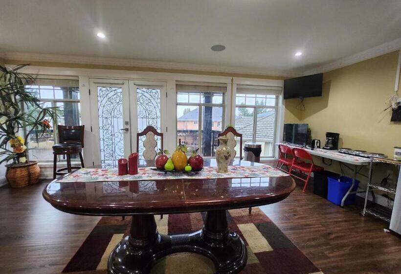 חדר סטנדרט לשלושה, Empress Palace Hotel, Stays