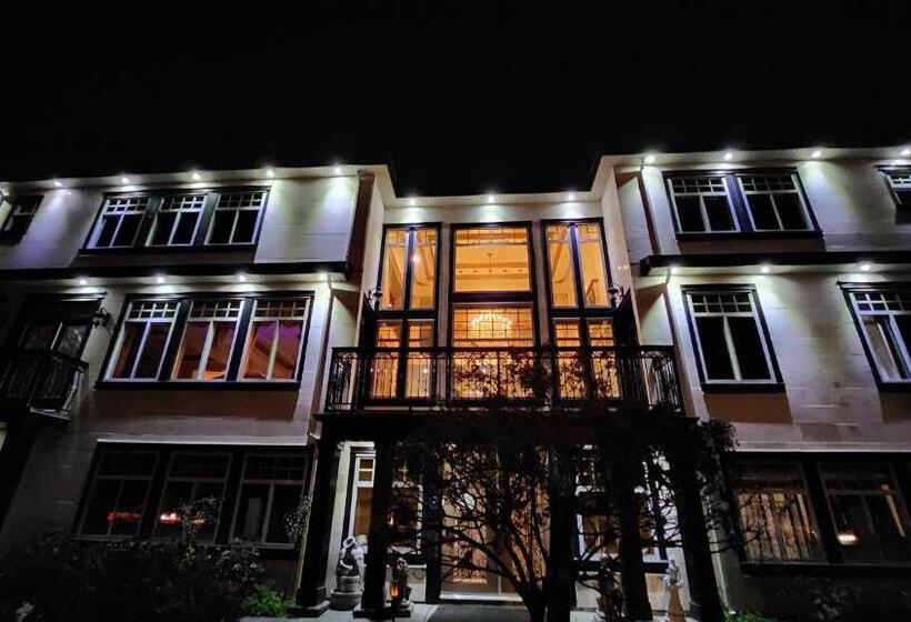 חדר משפחתי, Empress Palace Hotel, Stays