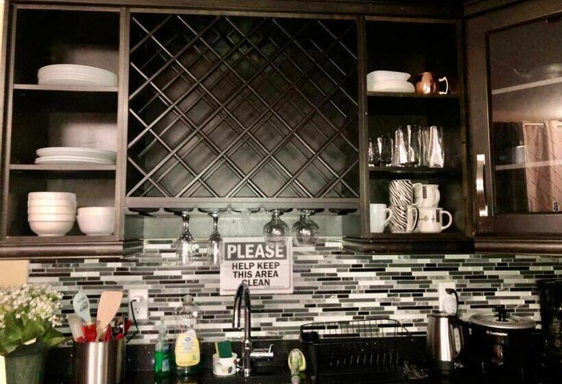 חדר משפחתי, Empress Palace Hotel, Stays