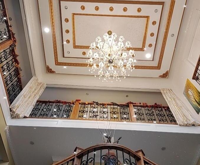 חדר משפחתי, Empress Palace Hotel, Stays