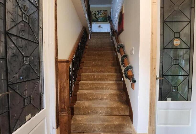 מיטה בחדר משותף, Empress Palace Hotel, Stays