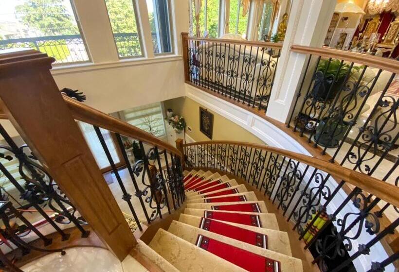 מיטת קינג בסוויטה, Empress Palace Hotel, Stays