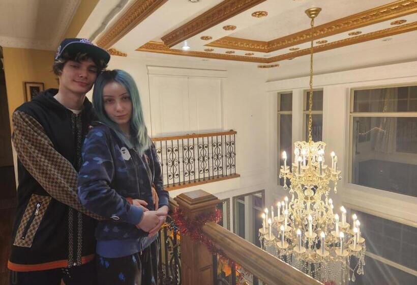 מיטת קינג בסוויטה, Empress Palace Hotel, Stays