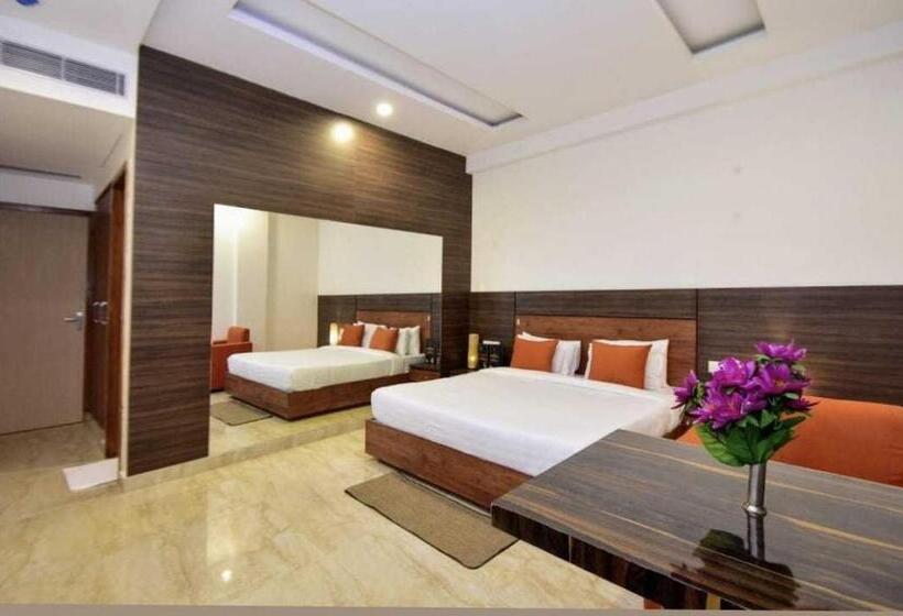 Трехместный Номер Классика, Oyo 81082 Hotel Sukoon