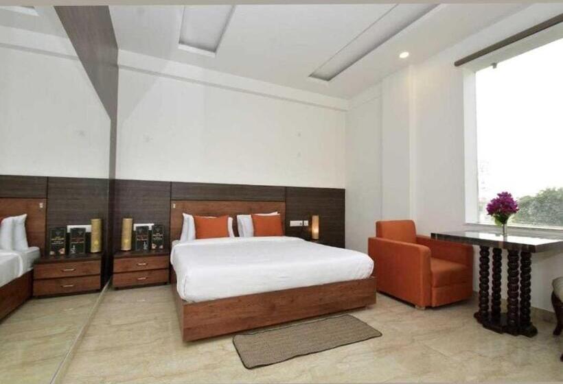 Трехместный Номер Классика, Oyo 81082 Hotel Sukoon