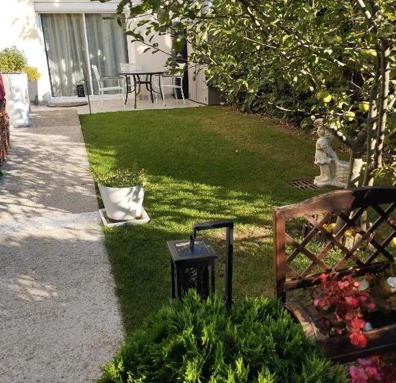 اتاق استاندارد سه تخته با چشم‌انداز باغ, Chessy Chambre Indépendante Disney Giardino Della Felicita