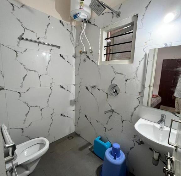 חדר סטנדרט לשלושה, Thrilok Vihar