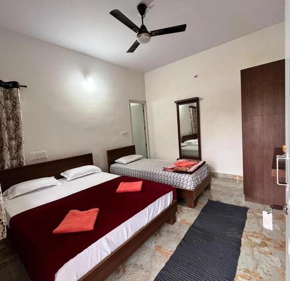 חדר סטנדרט לשלושה, Thrilok Vihar