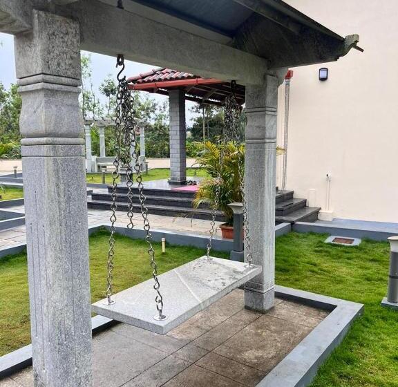 חדר משפחתי, Thrilok Vihar