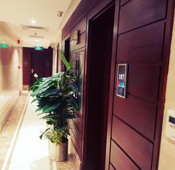 スタンダード4人部屋, فندق الركائز