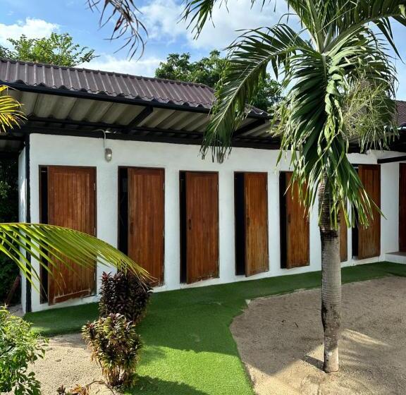 سرير فى غرفة مشتركه, Puk S Palace Thailand