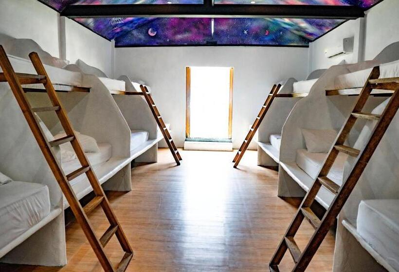 سرير فى غرفة مشتركه, Puk S Palace Thailand