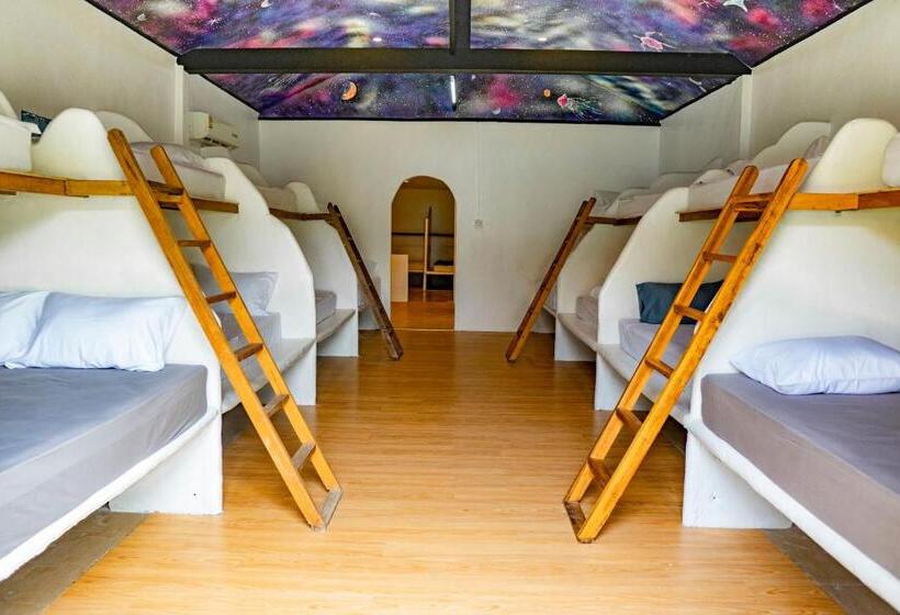 سرير فى غرفة مشتركه, Puk S Palace Thailand