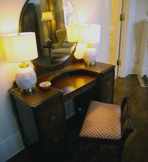 キングサイズベッドのスタンダードルーム, Louisville Bourbon Inn