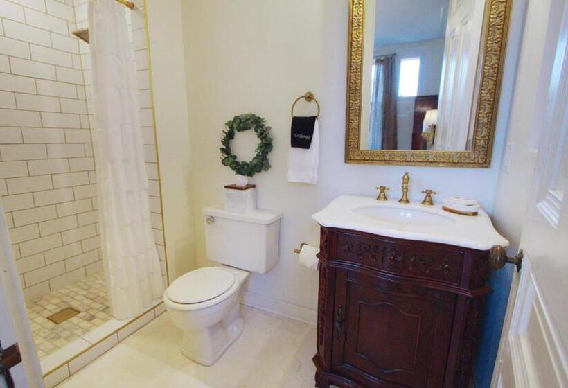 キングサイズベッドのスタンダードルーム, Louisville Bourbon Inn