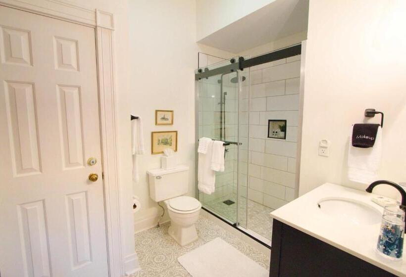 キングサイズベッドのスーペリアルーム, Louisville Bourbon Inn