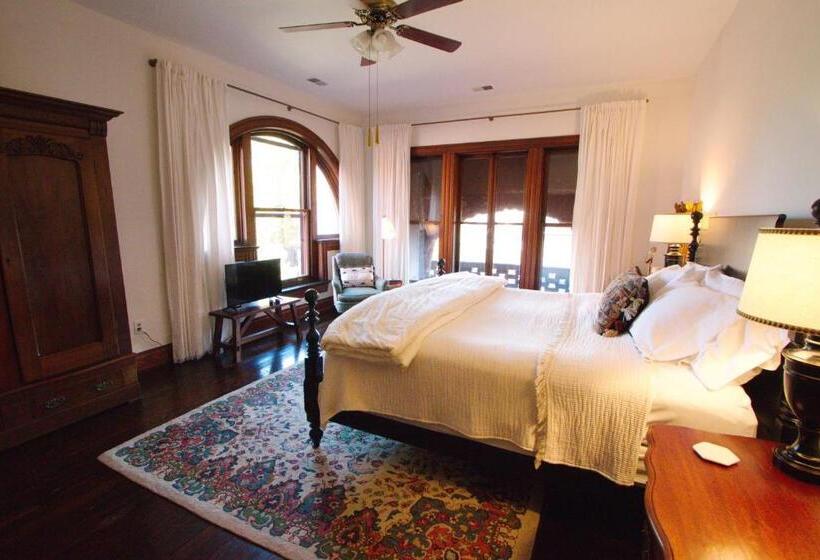 キングサイズベッドのスーペリアルーム, Louisville Bourbon Inn