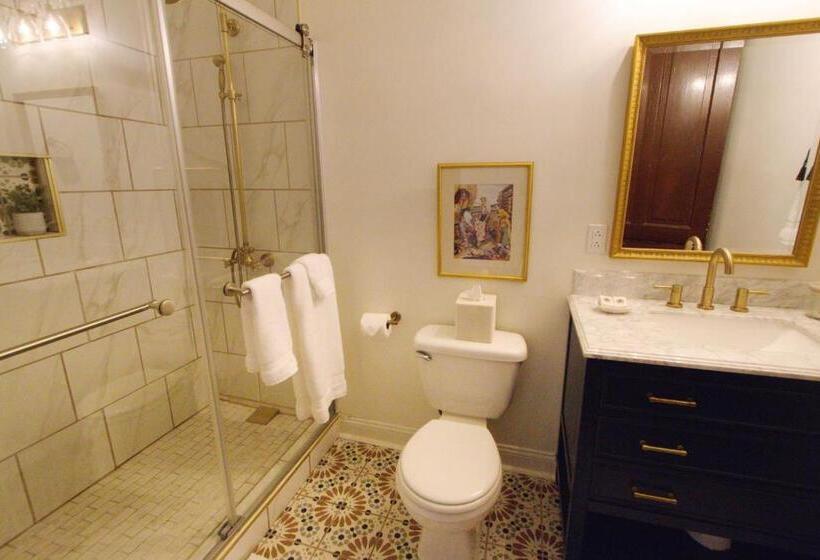 キングサイズベッドのスタンダードルーム, Louisville Bourbon Inn