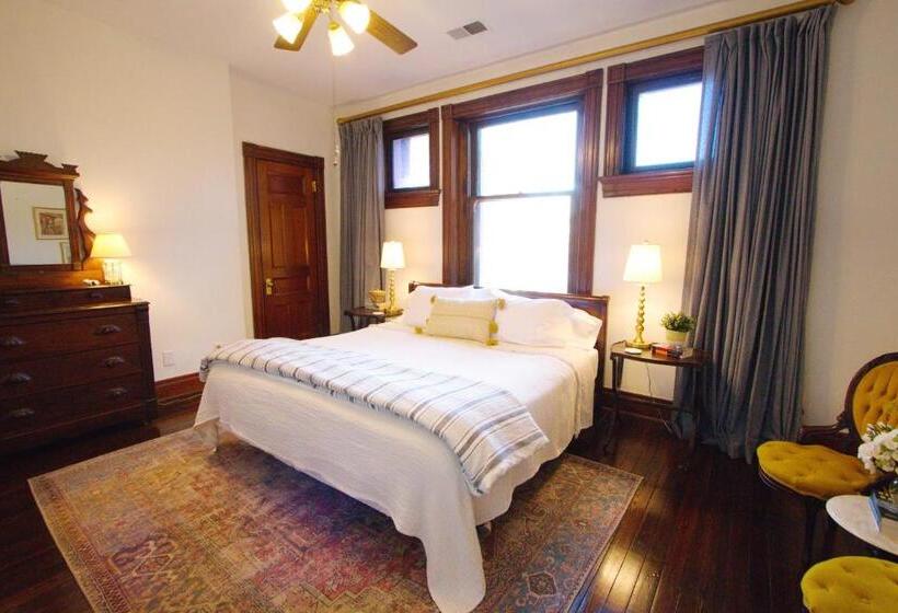 キングサイズベッドのスタンダードルーム, Louisville Bourbon Inn