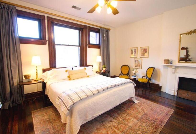 キングサイズベッドのスタンダードルーム, Louisville Bourbon Inn