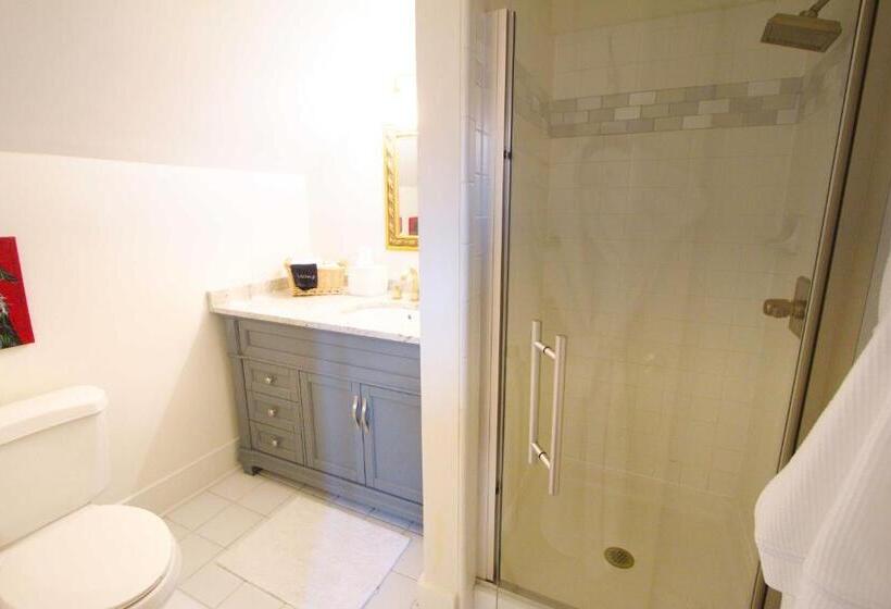 キングサイズベッドのスタンダードルーム, Louisville Bourbon Inn