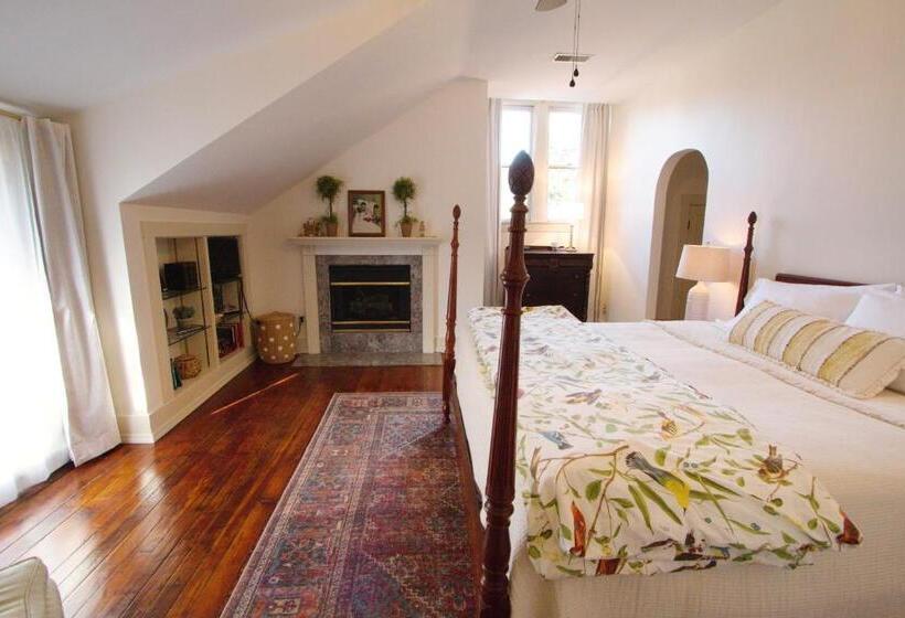 キングサイズベッドのスタンダードルーム, Louisville Bourbon Inn