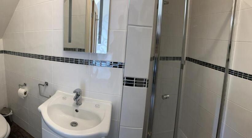 اتاق یک تخته با چشم‌انداز باغ, Melton Guest House