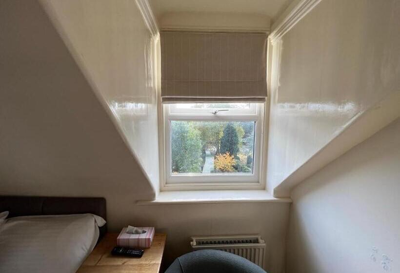 اتاق یک تخته با چشم‌انداز باغ, Melton Guest House