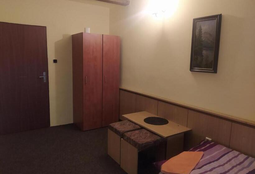 标准三人间, Penzion U Dubu