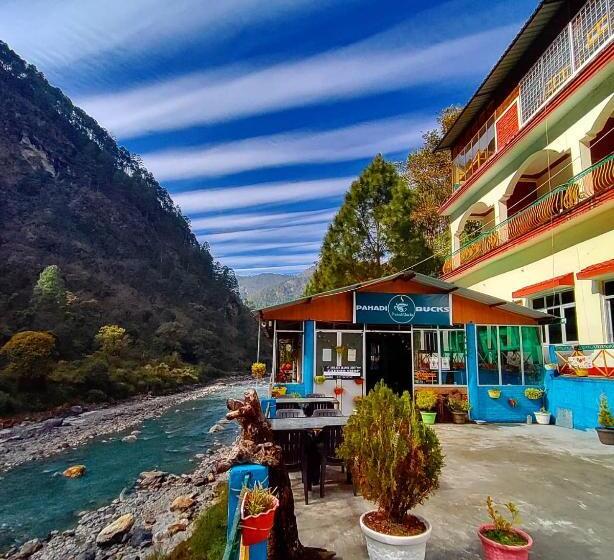 バルコニー付スタンダード４ベッドルーム, Pahadibucks