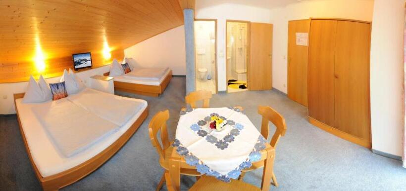 Chambre Quadruple Standard, Gästehaus Standardhaus