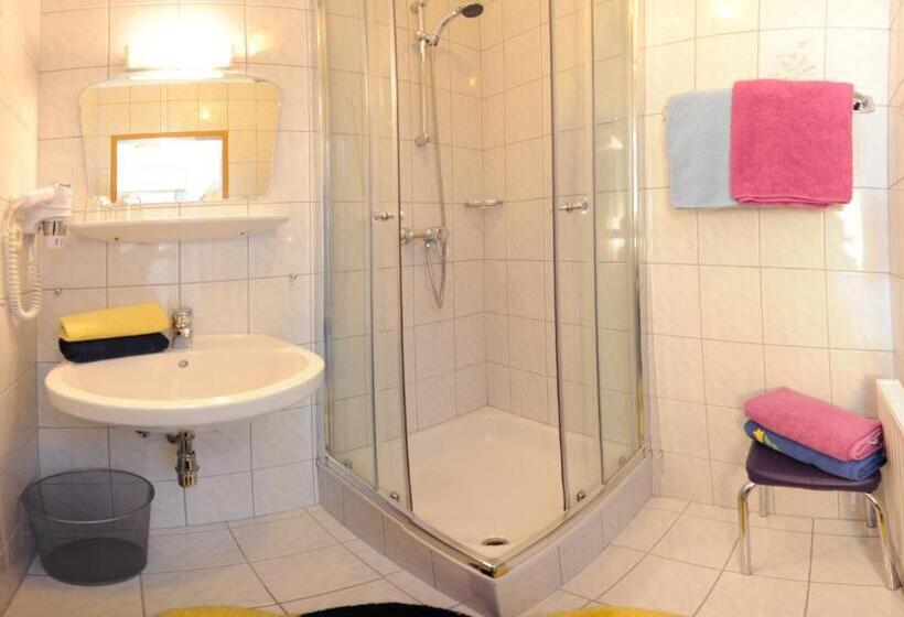 Chambre Quadruple Standard, Gästehaus Standardhaus