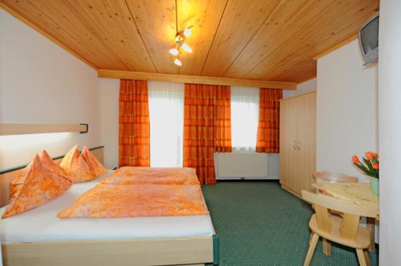 Chambre Quadruple Standard, Gästehaus Standardhaus