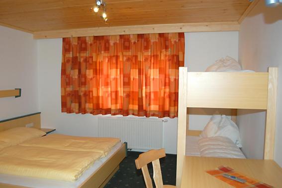 Chambre Quadruple Standard, Gästehaus Standardhaus