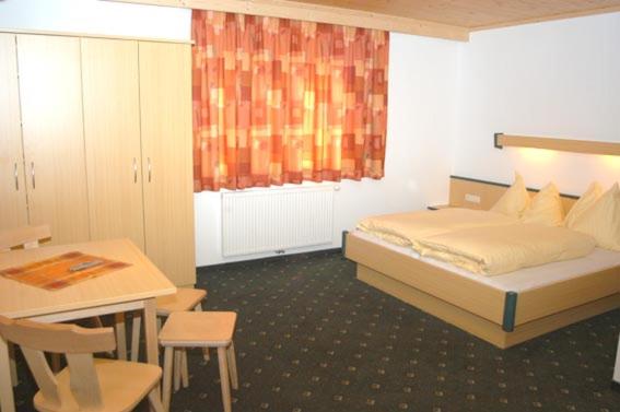 Chambre Quadruple Standard, Gästehaus Standardhaus