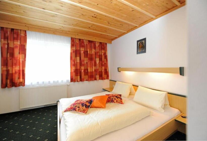 Chambre Quadruple Standard, Gästehaus Standardhaus