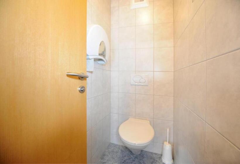 Chambre Quadruple Standard, Gästehaus Standardhaus