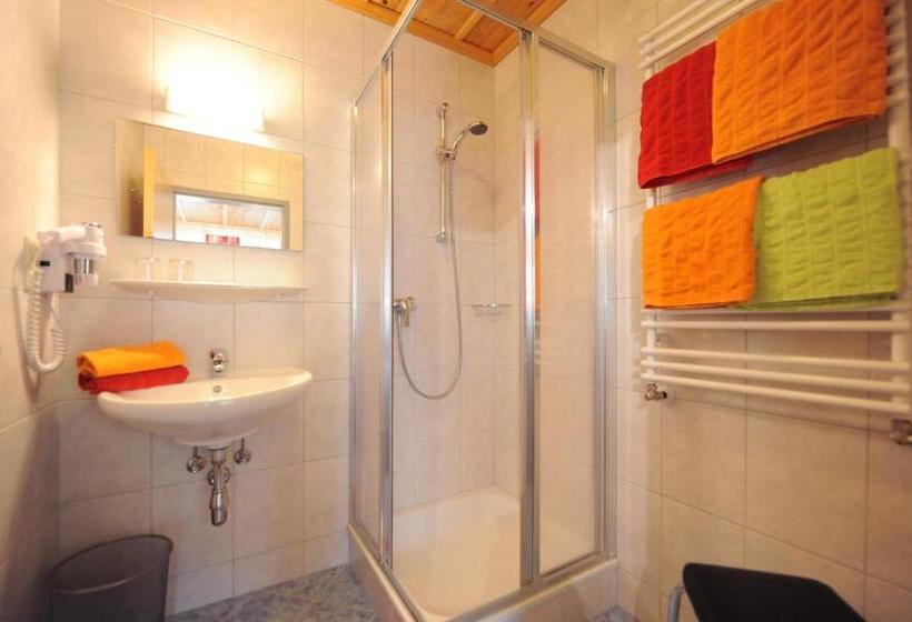 Quarto Quádruplo Estandar, Gästehaus Standardhaus