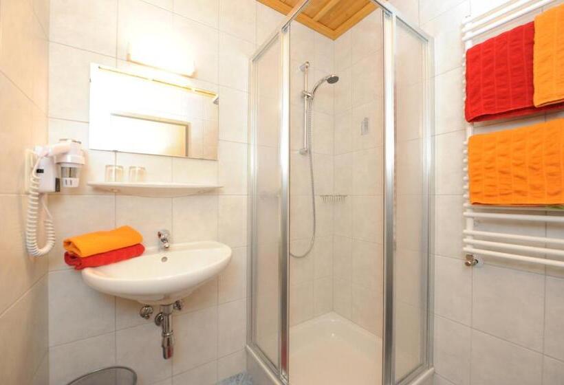 Chambre Quadruple Standard, Gästehaus Standardhaus