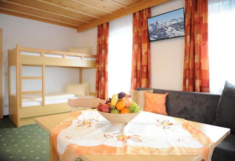 Chambre Quadruple Standard, Gästehaus Standardhaus